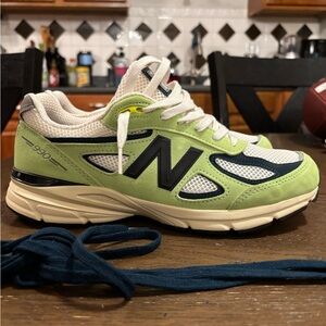 990v4 New Balance hi lite green and deep ocean Sneakers